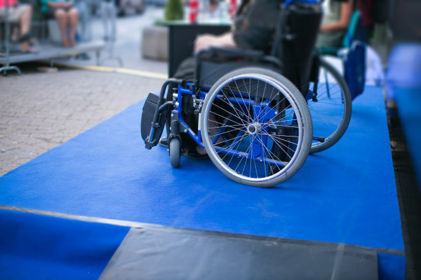 有残疾的演讲者在入口坡道旁的讲台上图片下载