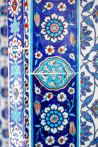 传统土耳其蓝色瓷砖的细节与蓝色和红色图片下载