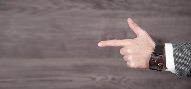 男性的手用手指指向左边。图片下载