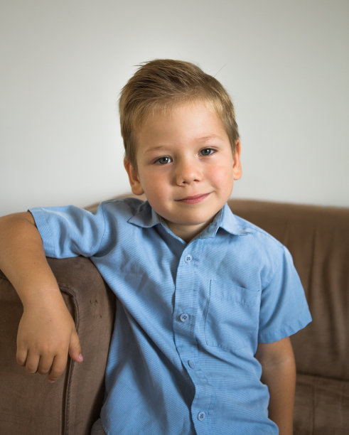 一个可爱的4岁男孩的肖像在白色摆姿势图片下载