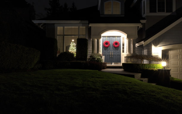 为圣诞节装饰的家的夜景图片下载