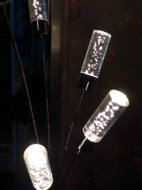 在黑暗中发光的现代室内灯图片下载