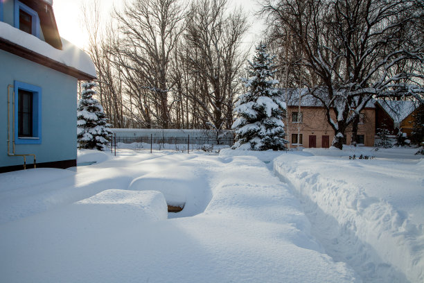 白雪覆盖的院子里。有雪堆的乡村房子图片下载