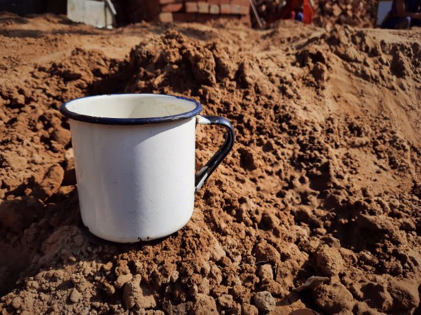 白色马克杯上的土壤特写与拷贝空间图片下载