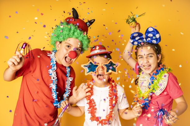 三个孩子在家庆祝狂欢节或除夕图片下载