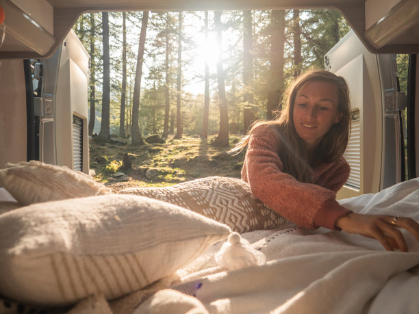 一个女人在她的货车后面整理床铺图片下载