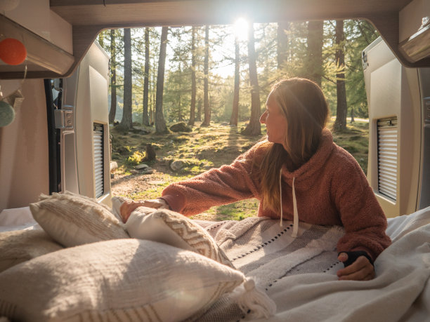一个女人在她的货车后面整理床铺图片下载