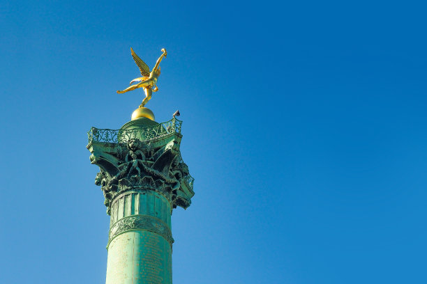 镀金的“自由天才”奥古斯特杜蒙在七月柱在巴士底广场中心，法国巴黎。科隆·德·朱利叶1840年的作品图片下载