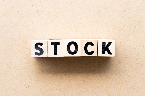 在木材背景上的字原稿中的字母块图片下载