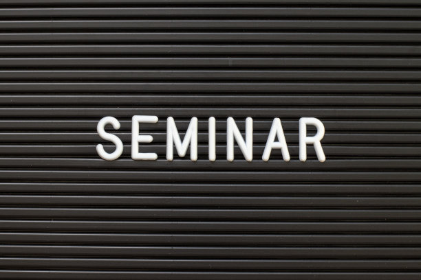 黑色毡板与白色字母在单词研讨会的背景图片下载