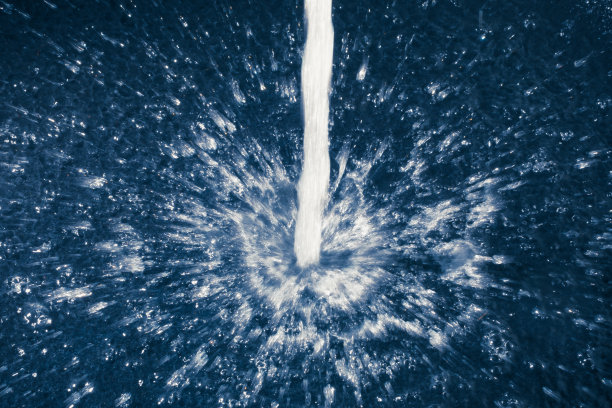 水花飞溅的溪流，蓝色的背景图片下载