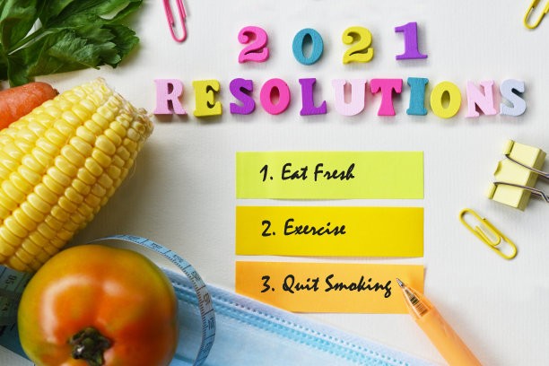 用便利贴、蔬菜、防护口罩写下2021年新年决心。新的一年目标，商业动机，灵感图片下载