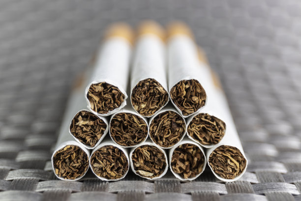 香烟特写。戒烟是避免心脏病最简单的方法。图片下载