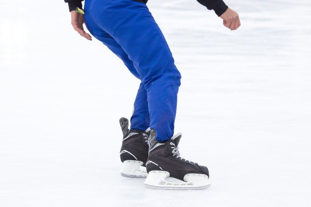 溜冰场上滑冰的人的腿。爱好和休闲。冬季运动图片下载
