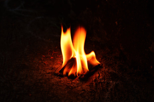 在夜市的照片里燃烧着火焰图片下载