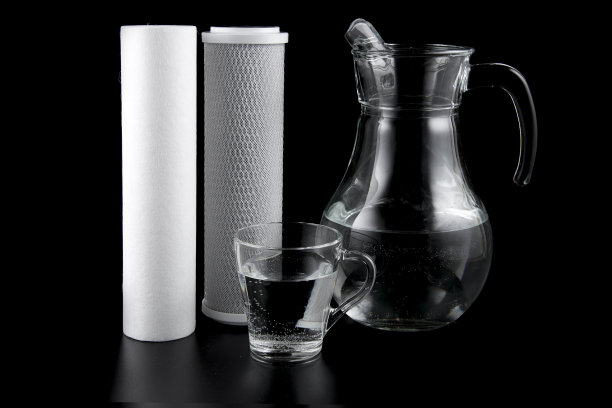 滤水器：用于反渗透水过滤的碳滤芯膜图片下载