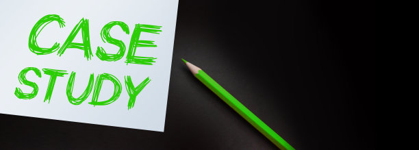 用橙色铅笔在白纸上研究文字。商业教育的概念图片下载