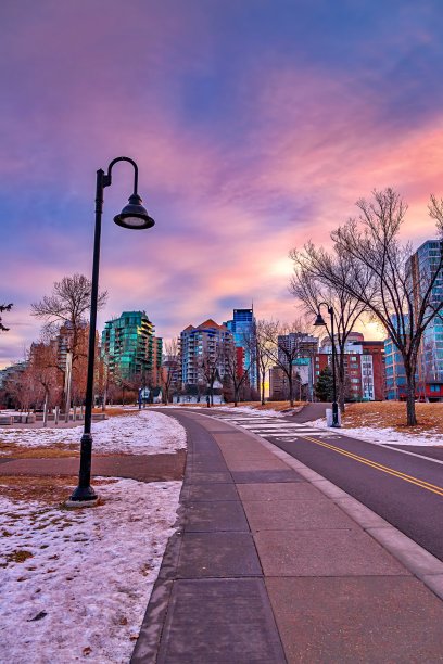 城市人行道上的日出云图片下载