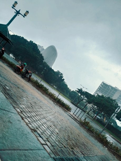 首都的雨天图片下载