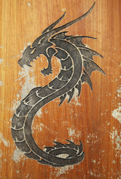 木板上雕刻的龙图片下载