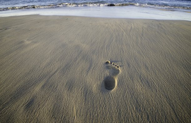 沙滩上的脚印图片下载