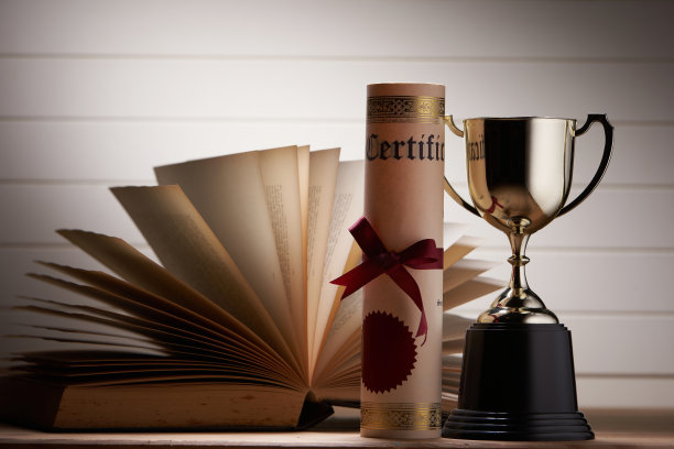 奖杯，一卷证书和书图片下载