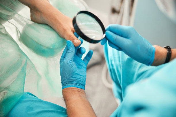 拿着放大镜聚焦在男性手上的照片图片下载