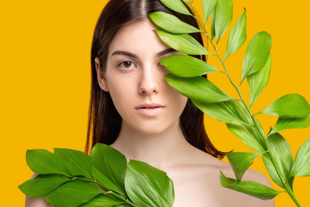 有机皮肤护理美丽健康女性面部植物图片下载