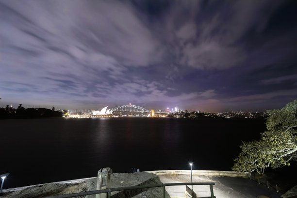 照亮悉尼海港大桥从植物园在澳大利亚新南威尔士州在一个有风的夜晚图片下载