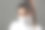 年轻美丽的女人在白色高领衬衫隐藏她的脸的大头照片。图片下载