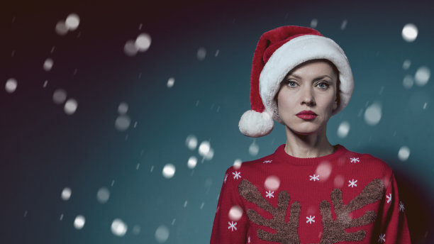 美丽性感的女孩与圣诞礼物穿着红色毛衣图片下载