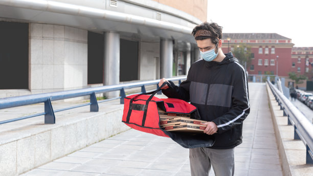 快递员将快餐订单送到公司图片下载