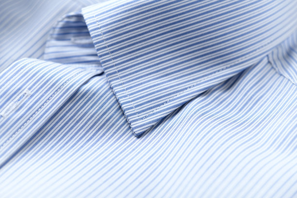 男子条纹衬衫的特写。棉布。图片下载