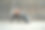 活跃的家伙与肌肉的身体拉大轮胎图片下载