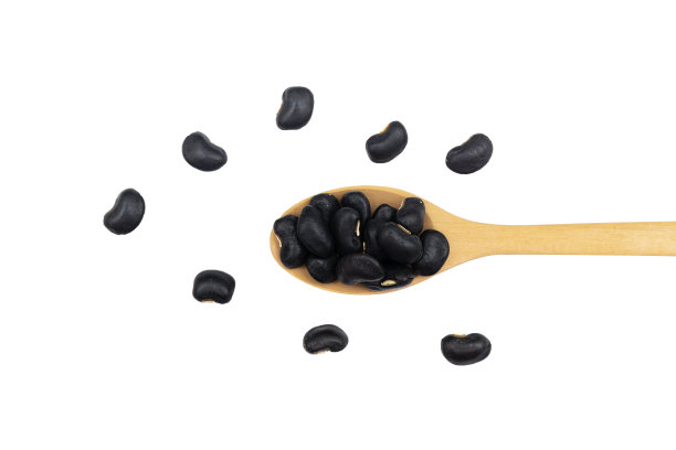 黑豆在木勺里，白色孤立的背景图片下载