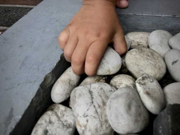 一个小女孩抓起石头图片下载