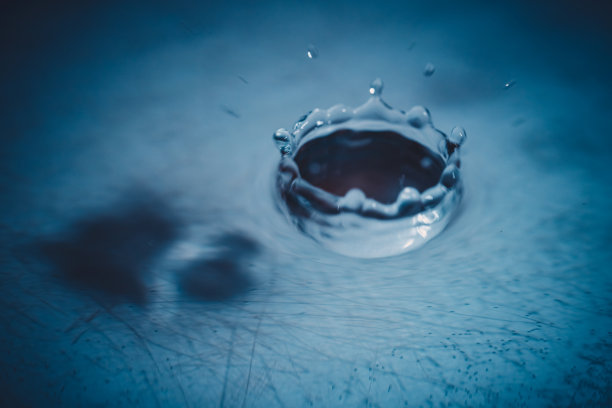 一个蓝色背景上的水花的特写图片下载