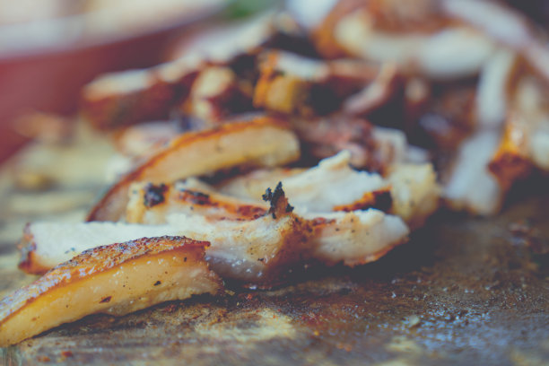 肉烤和切片烹饪在模糊的背景图片下载