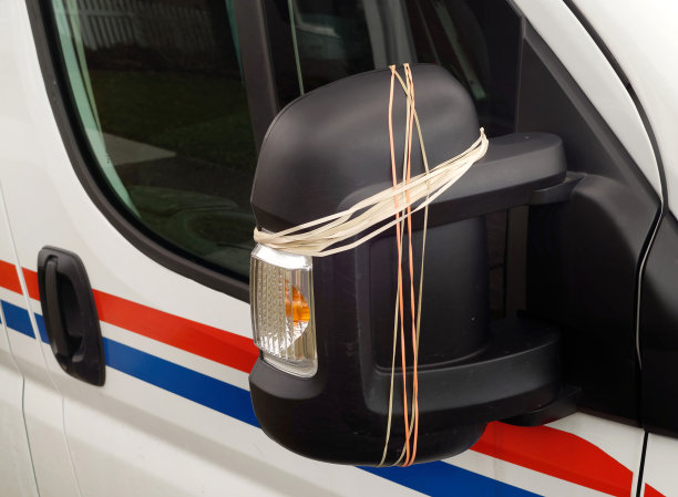 侧视镜临时修理。图片下载