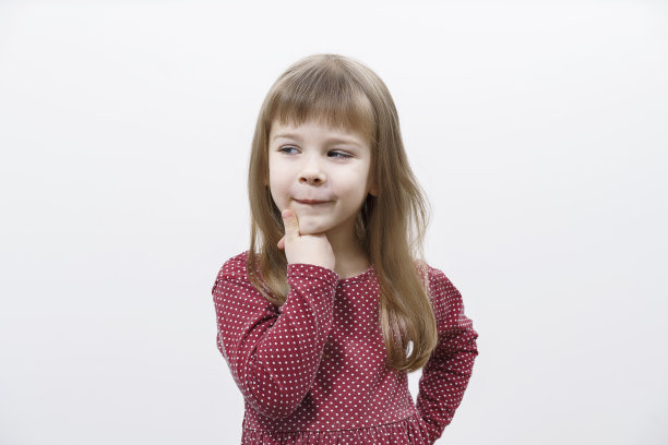 小女孩看了想。孩子的情绪。图片下载