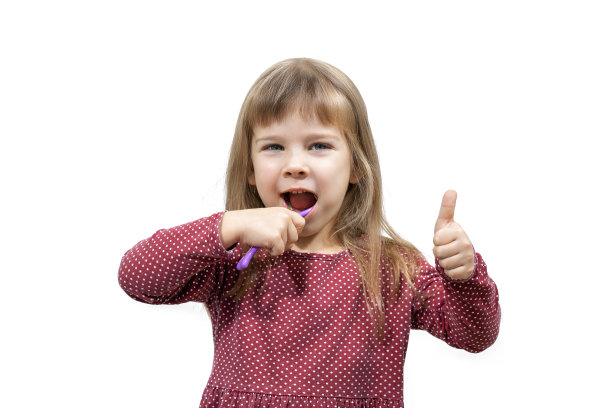 快乐的小女孩一边刷牙一边竖起手指图片下载