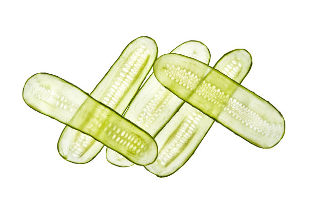 由新鲜的天然黄瓜片交叉而成的创意图案。图片下载