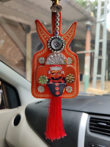 挂在汽车近景中的艺术品图片下载