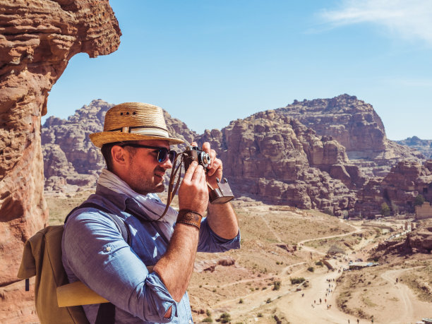 使用复古相机的时尚游客，彩色照片图片下载