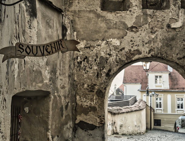 罗马尼亚Sighisoara中世纪城堡的石墙上挂着纪念品商店的招牌。图片下载