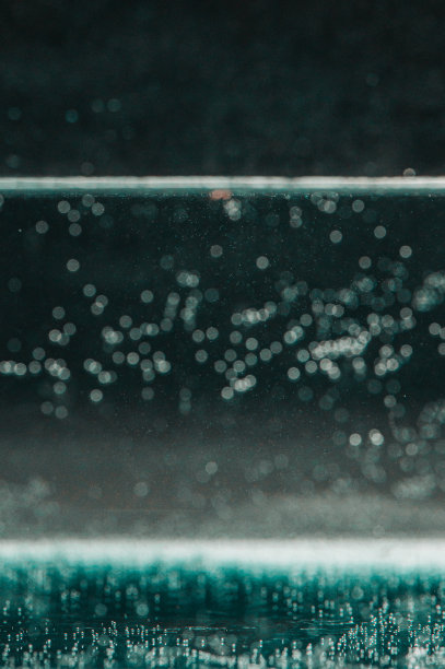 苏打水泡沫浮在水面上的特写微距图像，小的和大的圆形纹理飞溅在碳酸饮料的气体动力使瞬间股票照片清新图片下载