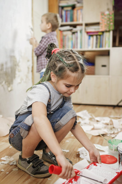 爸爸和孩子一起修房间，一起刷墙图片下载