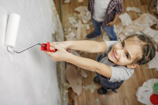 爸爸和孩子一起修房间，一起刷墙图片下载