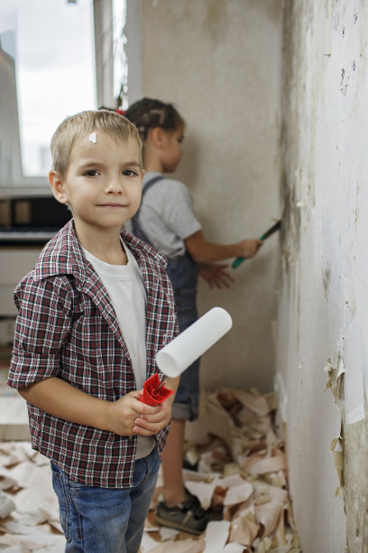 爸爸和孩子一起修房间，一起刷墙图片下载