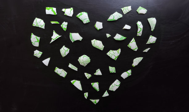 心脏形状的碎片在一个古老的分散的黑色背景图片下载